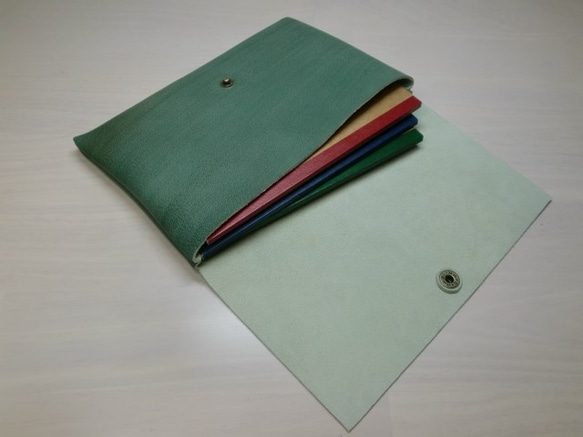 Ａ６サイズ対応・ゴートスキン・一枚革の母子手帳ケース・カードポケット付き・097 4枚目の画像