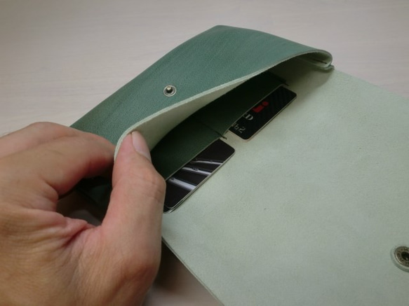 Ａ６サイズ対応・ゴートスキン・一枚革の母子手帳ケース・カードポケット付き・097 6枚目の画像