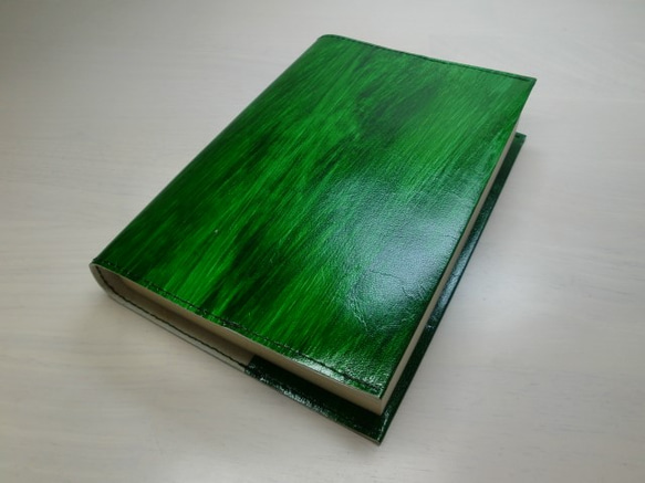 文庫本サイズ・ゴートスキン・ハケ染めグリーン・一枚革のブックカバー・0277 1枚目の画像