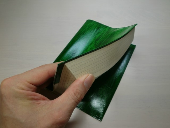 文庫本サイズ・ゴートスキン・ハケ染めグリーン・一枚革のブックカバー・0277 5枚目の画像