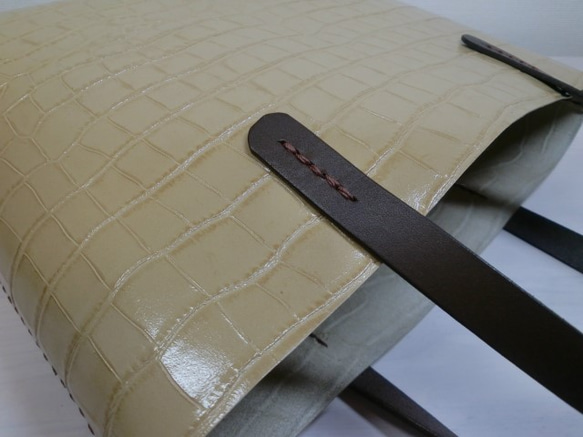 《牛革》オールハンドソーイング・コーティングレザー型押しクロコ・ベージュ・一枚革のミニトート・0112 3枚目の画像