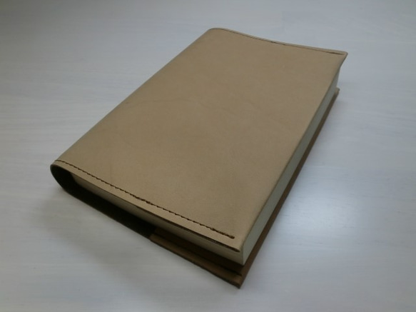 文庫本サイズ・ナチュラルベージュ・ゴートスキン・一枚革のブックカバー・0318 1枚目の画像