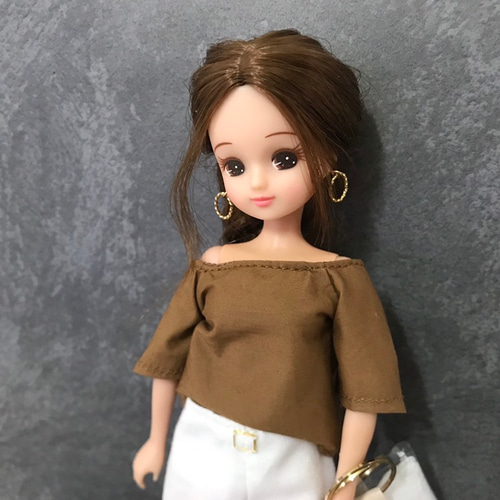 リカちゃん　服　チキンリトル様、よろしくお願いします 送料無料♡リカちゃん服♡ライトブラウンオフショルカットソー