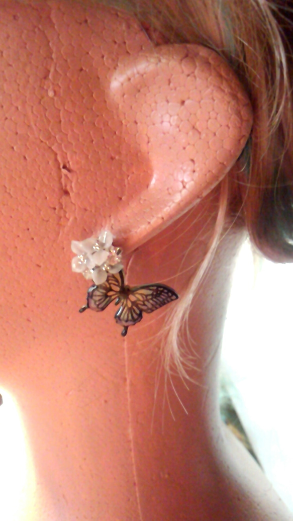 お花蝶々ピアス 1枚目の画像