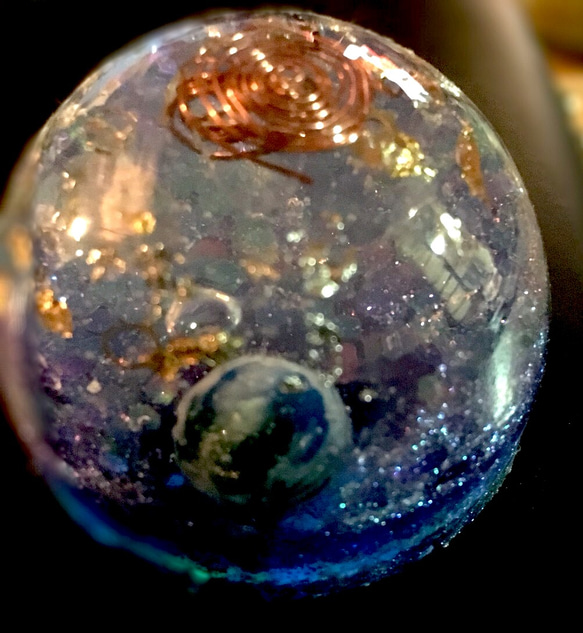 宇宙に浮かぶ地球(半球型オルゴナイト) 1枚目の画像