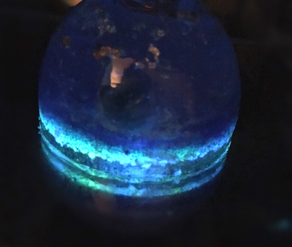 宇宙に浮かぶ地球(半球型オルゴナイト) 2枚目の画像