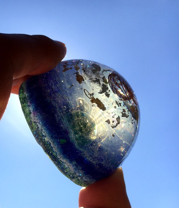 宇宙に浮かぶ地球(半球型オルゴナイト) 5枚目の画像