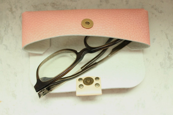 メガネケース  シボ型押し桜色 レザー 送料無料 6枚目の画像