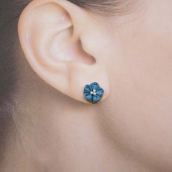 藍色和黑色的小花，帶旋鈕的耳環第1部分 第4張的照片