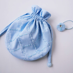 ビーズ刺繍のまるい巾着（ブルー）　ヘアアクセのおまけ付き 1枚目の画像