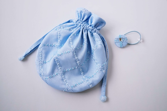 ビーズ刺繍のまるい巾着（ブルー）　ヘアアクセのおまけ付き 1枚目の画像