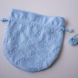 ビーズ刺繍のまるい巾着（ブルー）　ヘアアクセのおまけ付き 2枚目の画像