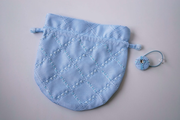 ビーズ刺繍のまるい巾着（ブルー）　ヘアアクセのおまけ付き 2枚目の画像