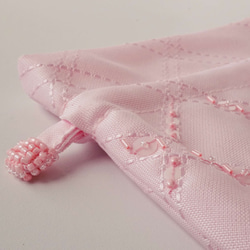 ビーズ刺繍のまるい巾着（ピンク）　ヘアアクセのおまけ付き 5枚目の画像