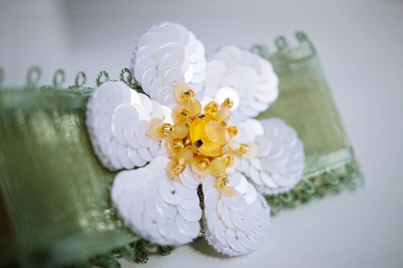 オートクチュール刺繍　花のバレッタ「ホワイト」 3枚目の画像