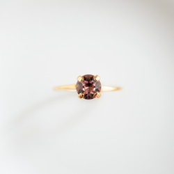 施華洛世奇水晶精緻簡約戒指（尺寸 10 均碼/淺紫水晶） 第2張的照片