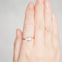 施華洛世奇水晶精緻簡約戒指（尺寸10均碼/灰粉色/象牙色/靜謐灰） 第8張的照片