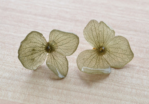 繡球花造型耳針（施華洛世奇水晶） 第1張的照片