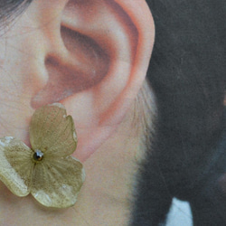 繡球花造型耳針（施華洛世奇水晶） 第3張的照片