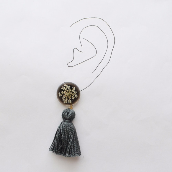 蕾絲花＆流蘇耳環（灰色） 第2張的照片