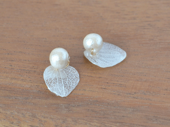 繡球花×棉珍珠耳環（003_a-WH/ 可變更為夾式耳環） 第3張的照片