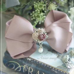 リボンバレッタ・手作りバラのモチーフ付きジンジャースナップ色(薄めの小豆色)　ダスティーピンク　くすみピンクのバレッタ 2枚目の画像