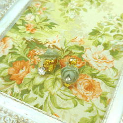 ミニバラのイヤリング　スモーキーグリーン色・ラインストーン付 3枚目の画像