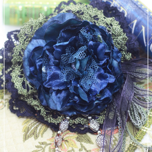 シックなブルーのコサージュ