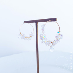 ：distant memories：Transparent and White Hoop Earrings 第4張的照片