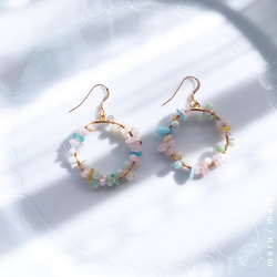 : present: Circle earrings with colorful stones 第1張的照片