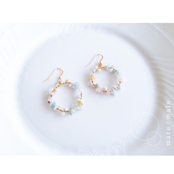 : present: Circle earrings with colorful stones 第3張的照片