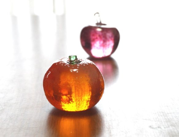玻璃杯中的水果蘋果和橘子 第2張的照片
