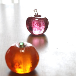 玻璃杯中的水果蘋果和橘子 第3張的照片