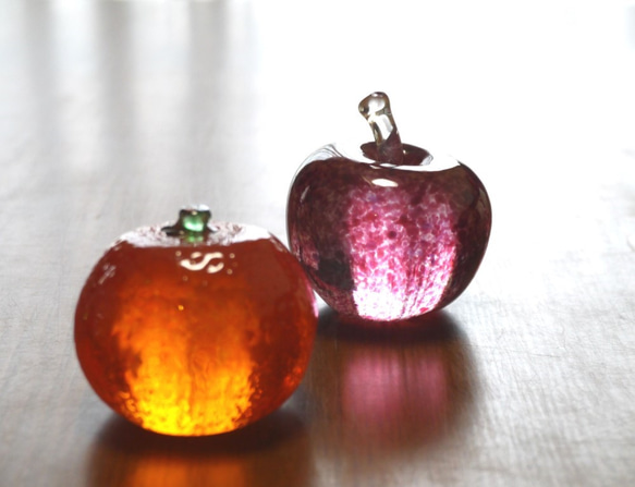 玻璃杯中的水果蘋果和橘子 第7張的照片