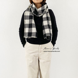 大格紋黑 x 白色單調羊毛編織中厚優質秋冬春季披肩 第4張的照片