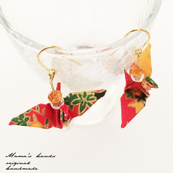 16KGP橘紅色折疊式起重機棉珍珠燕子耳環 第1張的照片