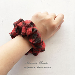 僅剩少量！ ⭐️ 已售出 11 件！ {紅色 x 卡其色} 紗布羊毛棕色格紋髮圈，自然色，秋冬款式 第2張的照片