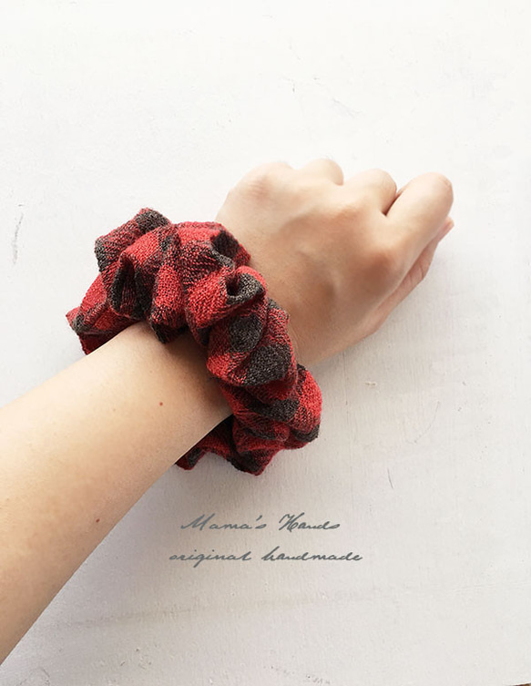 僅剩少量！ ⭐️ 已售出 11 件！ {紅色 x 卡其色} 紗布羊毛棕色格紋髮圈，自然色，秋冬款式 第2張的照片