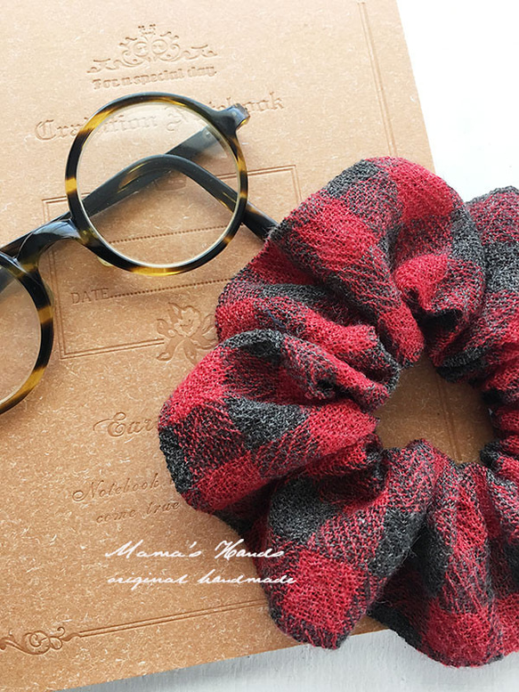 僅剩少量！ ⭐️ 已售出 11 件！ {紅色 x 卡其色} 紗布羊毛棕色格紋髮圈，自然色，秋冬款式 第3張的照片