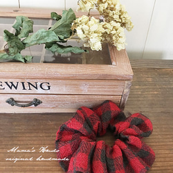 僅剩少量！ ⭐️ 已售出 11 件！ {紅色 x 卡其色} 紗布羊毛棕色格紋髮圈，自然色，秋冬款式 第4張的照片