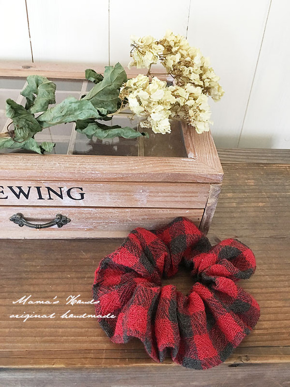 僅剩少量！ ⭐️ 已售出 11 件！ {紅色 x 卡其色} 紗布羊毛棕色格紋髮圈，自然色，秋冬款式 第4張的照片