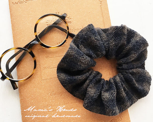アッシュグレーのダブルガーゼシュシュ　ヘアゴム　レディース　ふんわり アッシュグレーのダブルガーゼシュシュヘアゴムレディースふんわり