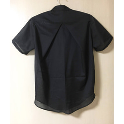 ユニセックスで着られる ブラック◆ツイストシャツ （Twist shirt） 6枚目の画像