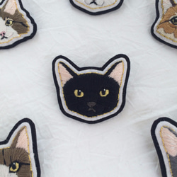 猫の手刺繍ブローチ #1クロネコ 1枚目の画像
