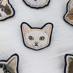 猫の手刺繍ブローチ #2シロネコ 1枚目の画像