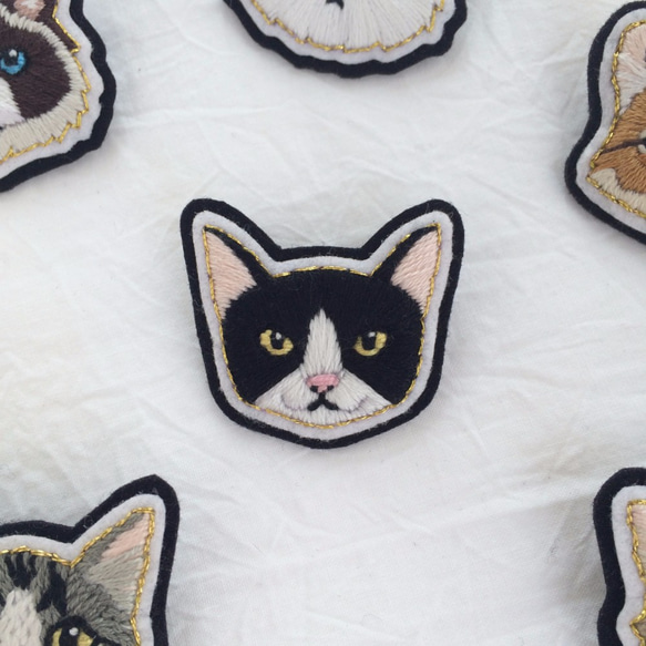 猫の手刺繍ブローチ #3ハチワレ 1枚目の画像