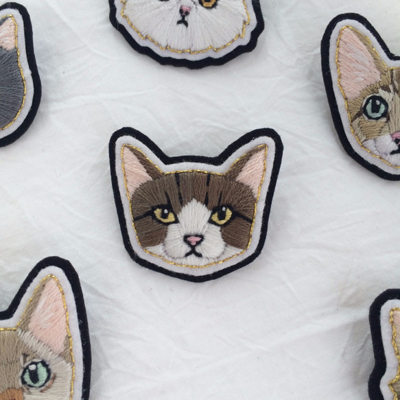 猫の手刺繍ブローチ #4ハチワレ　キジトラ 1枚目の画像
