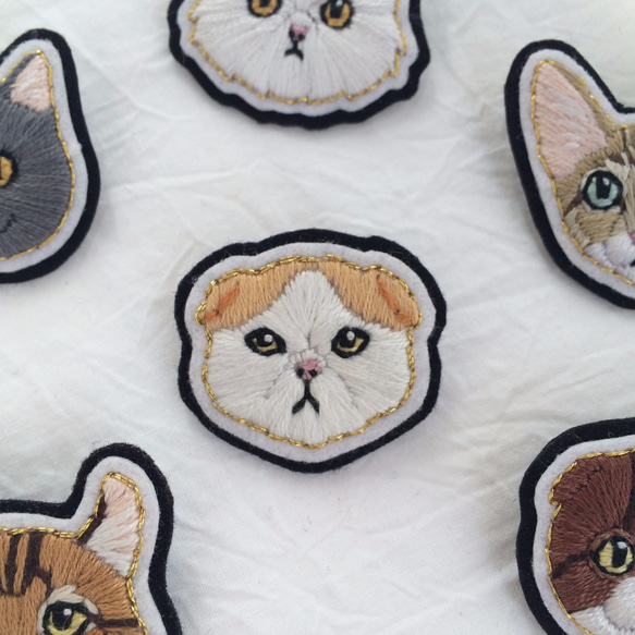 猫の手刺繍ブローチ #7フォールデックス 1枚目の画像