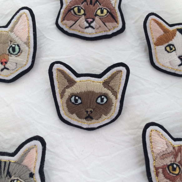 猫の手刺繍ブローチ #10シャム 1枚目の画像