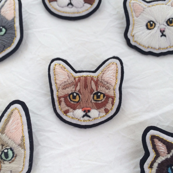 猫の手刺繍ブローチ #19オシキャット 1枚目の画像